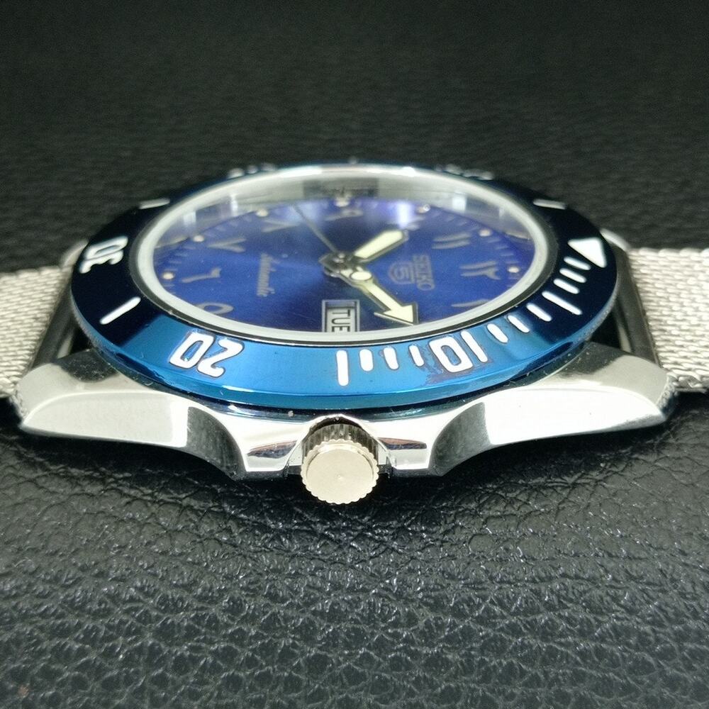 Vintage 1984 Seiko Diver Automatic Mens Silver Watch W/daydate & Blue accents - Picture 5 of 10